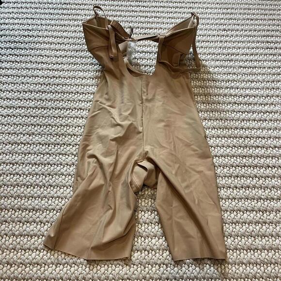 Skims Deep Plunge Shapewear Mid Thigh Bodysuit - Picture 5 of 5